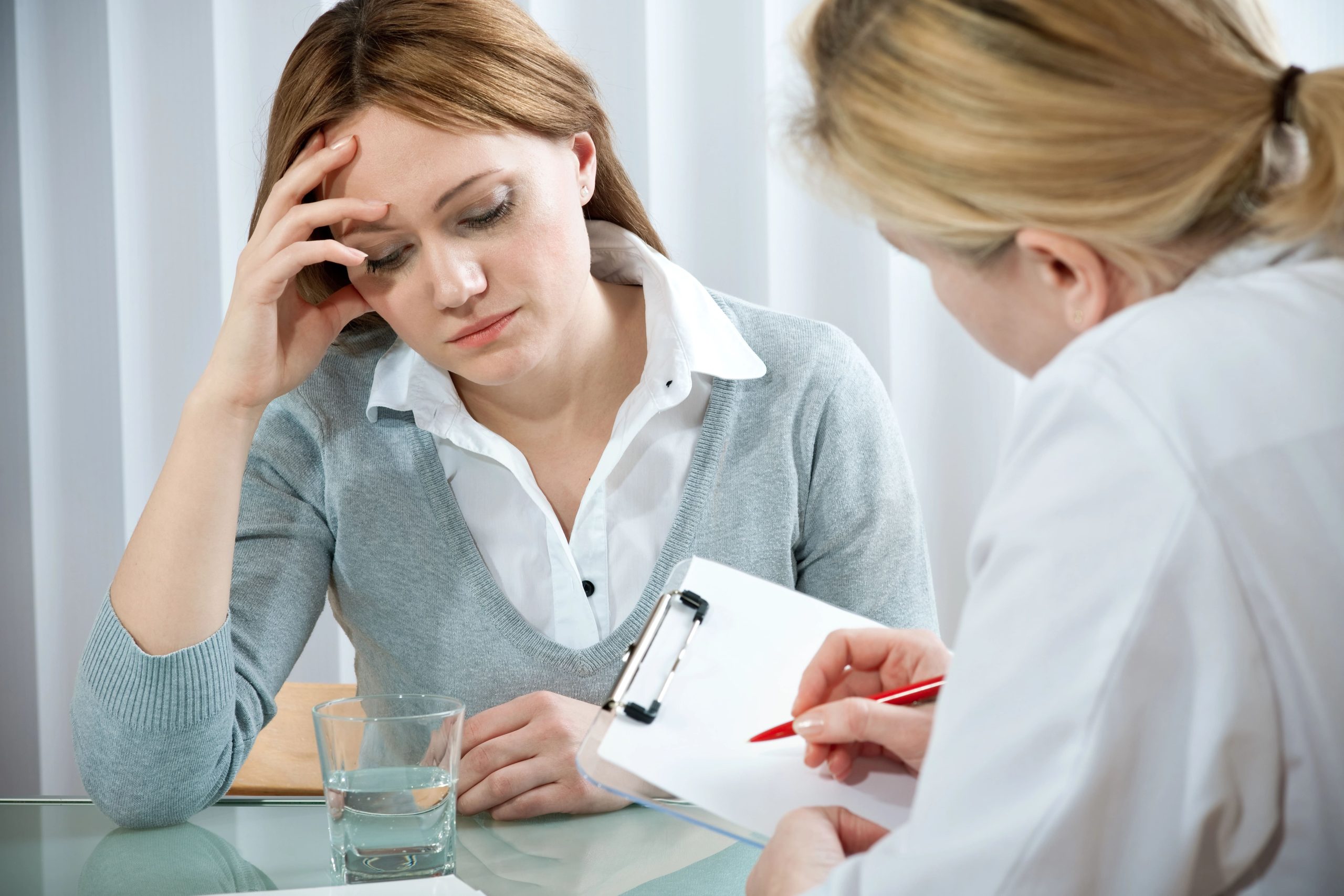 Chronic Stress: When to Seek Psychological Help and Why It Works 5 Woman with chronic stress talking to a psychologist