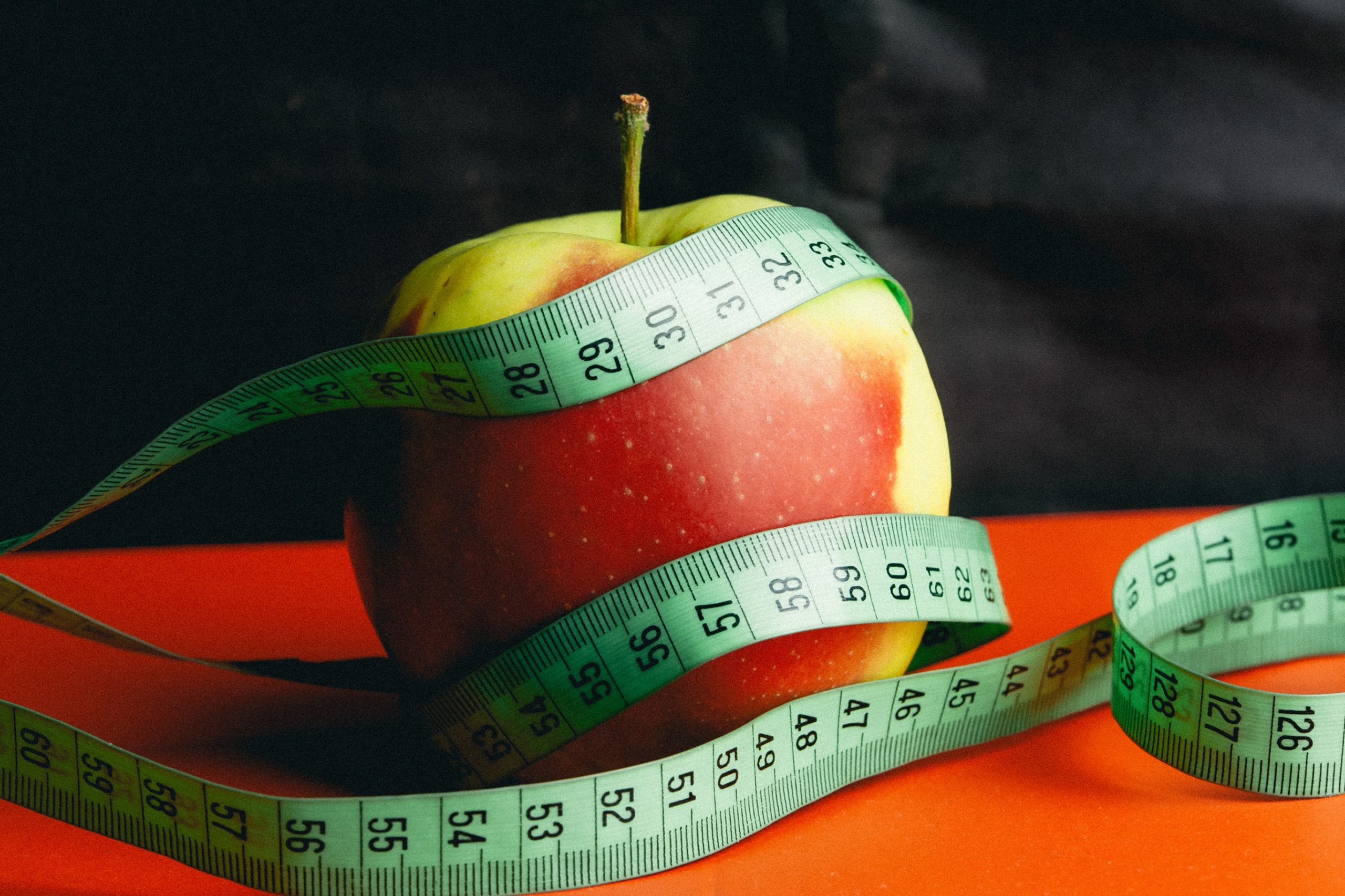 weight loss psychology, picture of an apple and tape measure